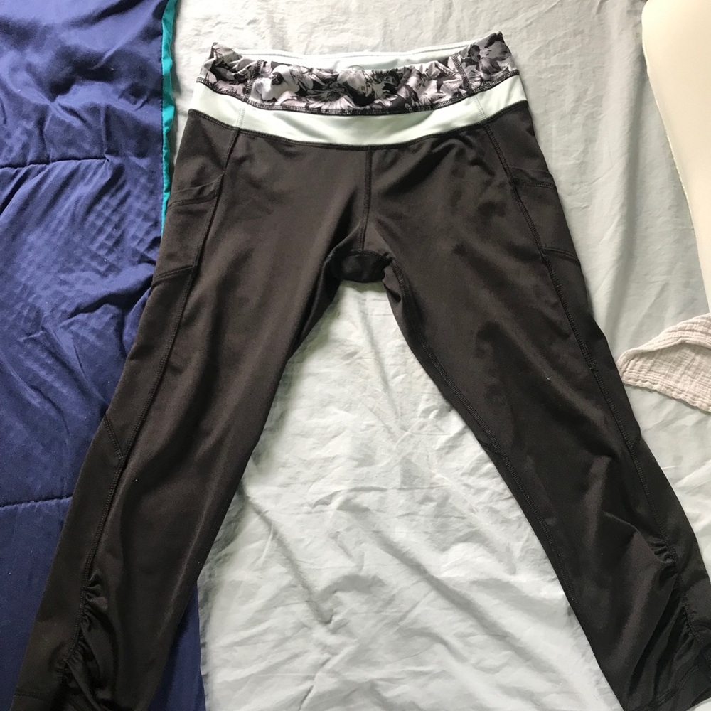 Black Capri yoga pant with phone pocket